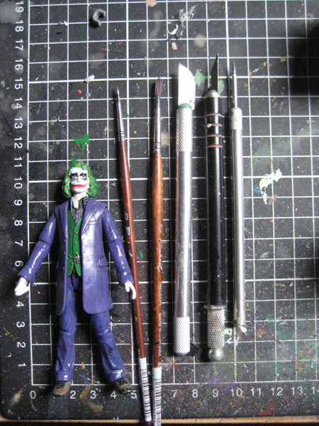 Des pinceaux pour se maquiller et des lames tranchantes : l’atelier de FR est un paradis pour le Joker !